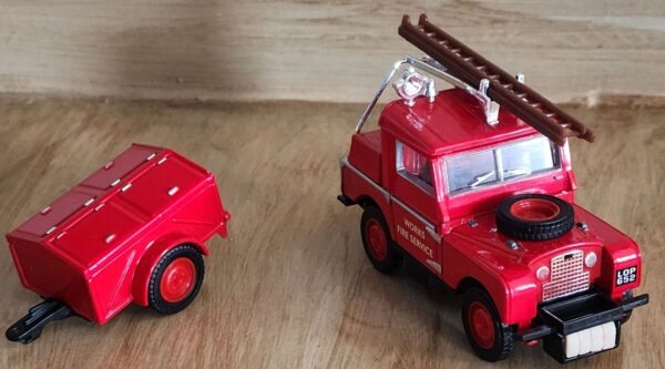 Matchbox MOY 1948 Land Rover and Trailer Fire truck, 'Works Fire Service', red Model Vehicle - Image 3